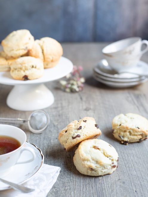 Scones con uvetta spezzati a metà che mostrano l'interno soffice con uvetta