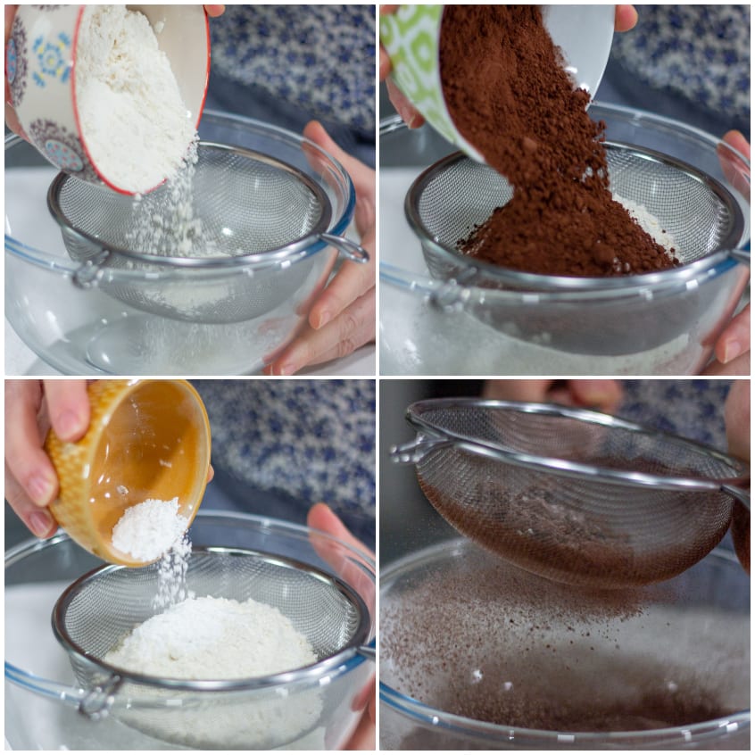 Farina, cacao e lievito versati nel setaccio e poi setacciati insieme in una ciotola