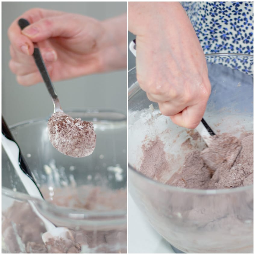 Polveri aggiunte a cucchiaiate all'impasto scuro dei whoopie pie e mescolate fino a ottenere un composto consistente