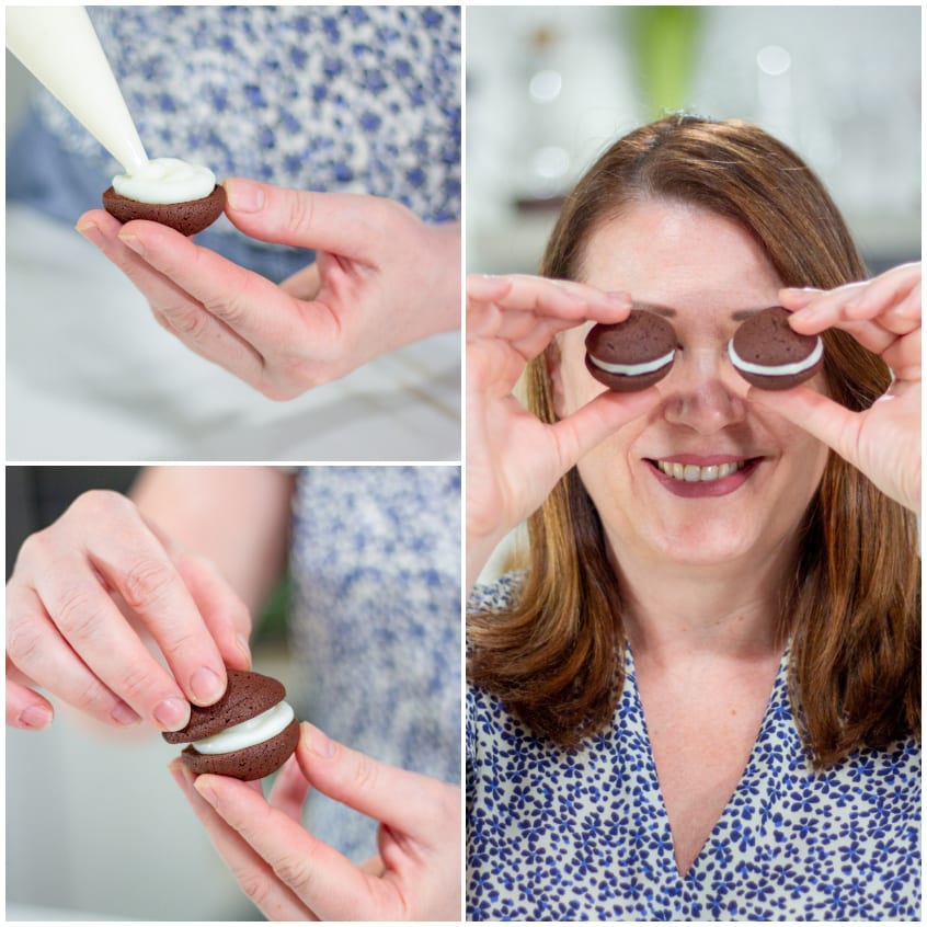 Mani che farciscono i whoopie al cioccolato con crema bianca e li assemblano a sandwich