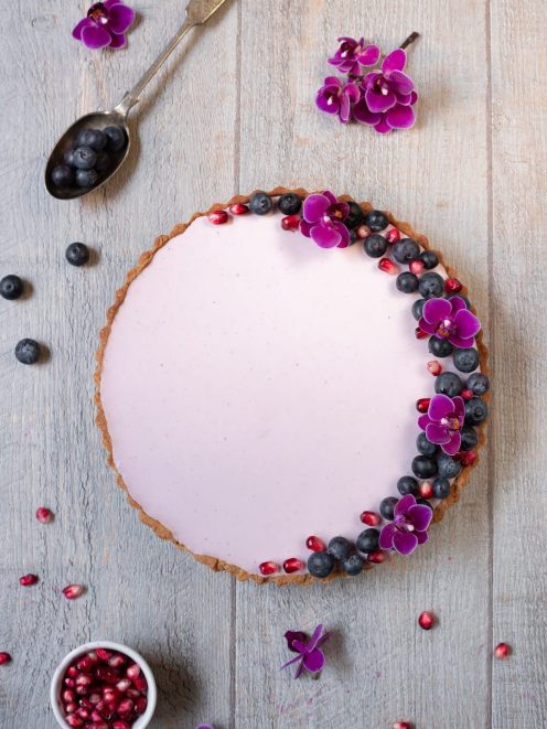 Crostata primavera senza glutine con crema rosa, mirtilli, melograno e fiori eduli