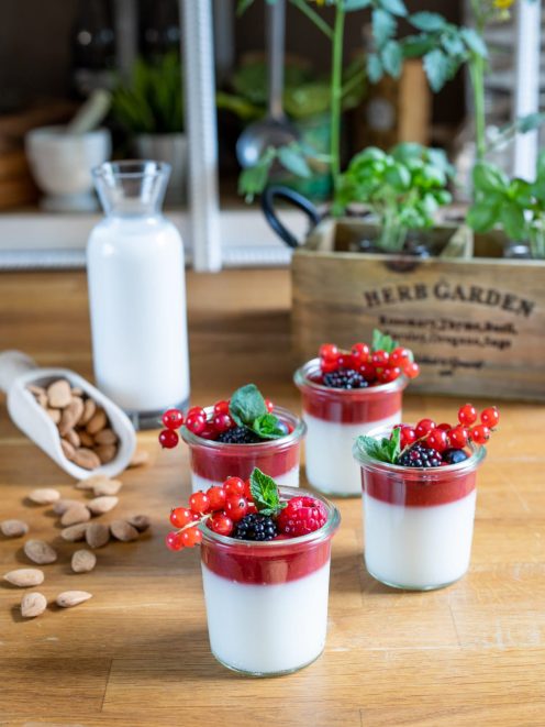 Finta panna cotta al latte di mandorla in bicchierini con coulis di frutti rossi e ribes fresco