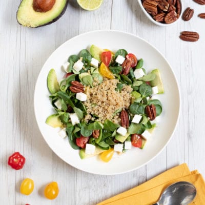 Insalata di songino con quinoa, avocado a fette, primosale a cubetti, pomodorini e noci pecan