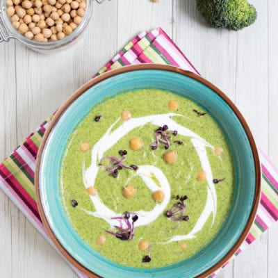 Vellutata di broccoli e porri con ceci, spirale di panna acida e microgreens viola