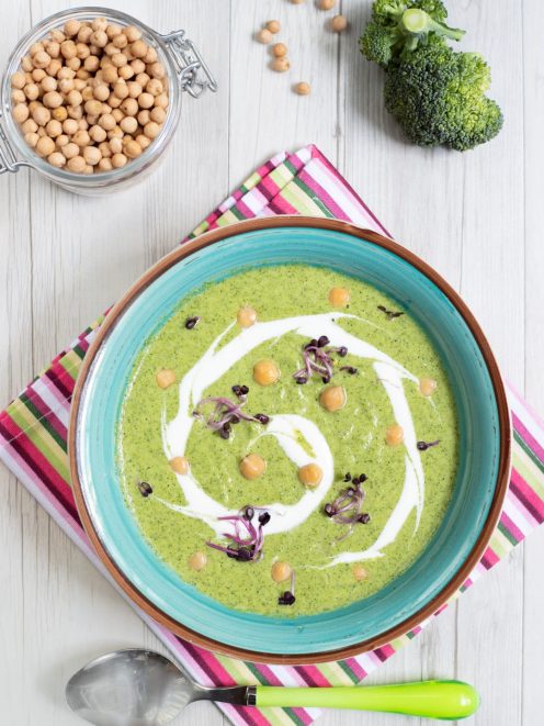 Vellutata di broccoli e porri con ceci, spirale di panna acida e microgreens viola