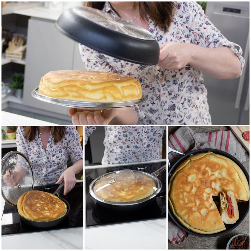 Focaccia dorata capovolta su piatto, con la padella sollevata per mostrarla cotta