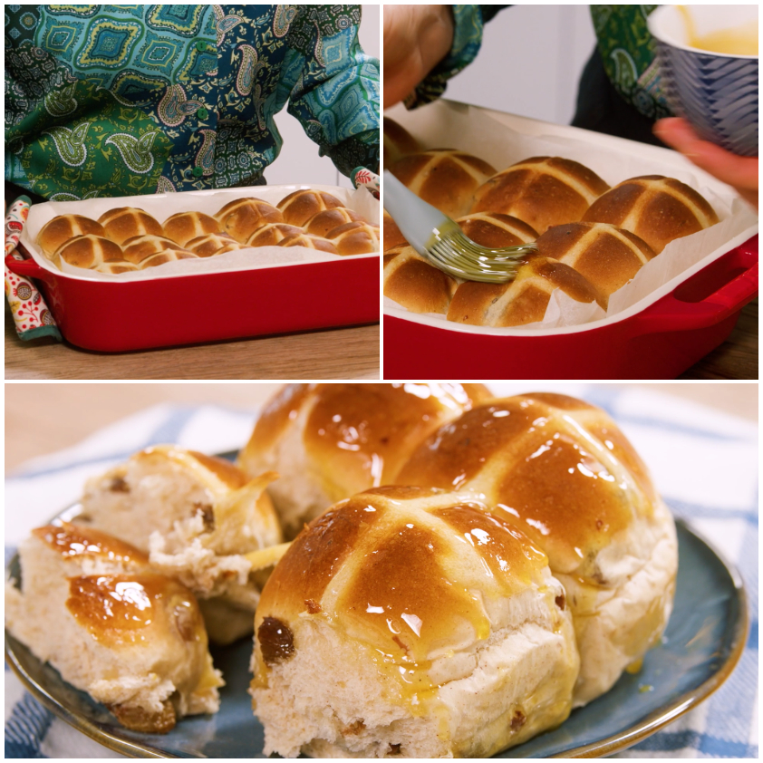 Hot cross buns appena sfornati spennellati con sciroppo dorato e serviti a fette morbide e lucide