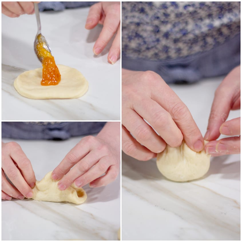 Mani che farciscono un disco di pasta con confettura di albicocche e lo chiudono a fagottino