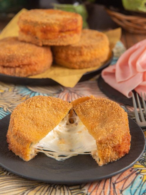 Cordon bleu di melanzane aperto a metà con filante mozzarella che fuoriesce dalla panatura dorata