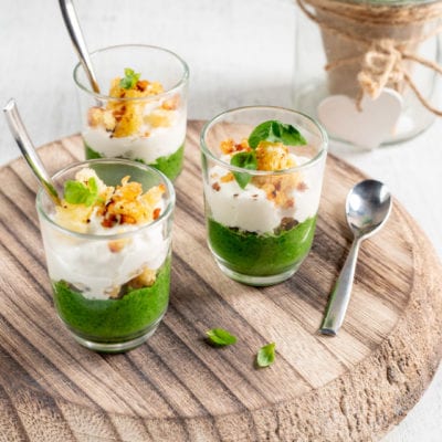 Crema di cime di rapa con burrata servita in bicchieri, con crostini dorati e foglie di basilico
