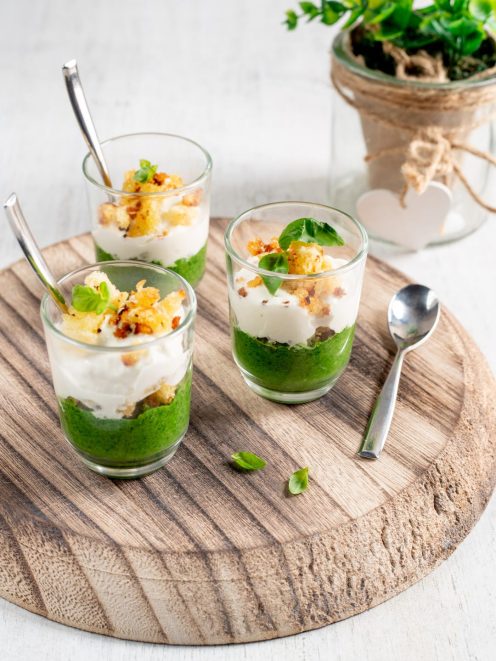Crema di cime di rapa con burrata servita in bicchieri, con crostini dorati e foglie di basilico