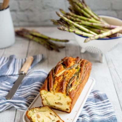 Plumcake agli asparagi affettato con la mollica soffice in vista e gli asparagi interi in superficie