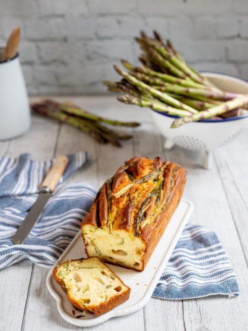 Plumcake agli asparagi affettato con la mollica soffice in vista e gli asparagi interi in superficie