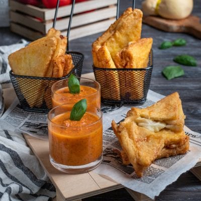 Scamorza in carrozza dorata e filante servita con bicchierini di crema di pomodoro e basilico