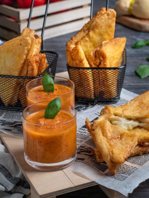 Scamorza in carrozza dorata e filante servita con bicchierini di crema di pomodoro e basilico