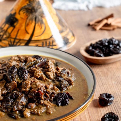 Tajine di manzo con prugne secche in salsa speziata densa e profumata