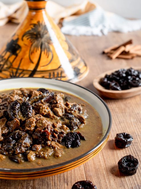 Tajine di manzo con prugne secche in salsa speziata densa e profumata
