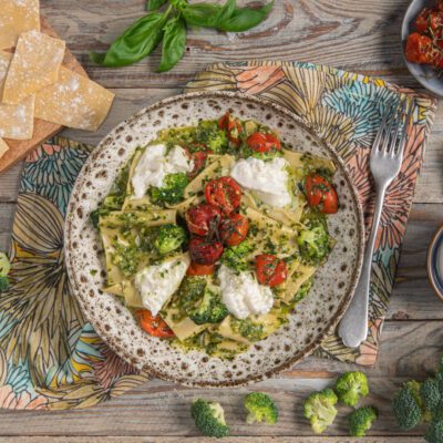Maltagliati con pesto di broccoli, pomodorini confit e ciuffi di burrata fresca