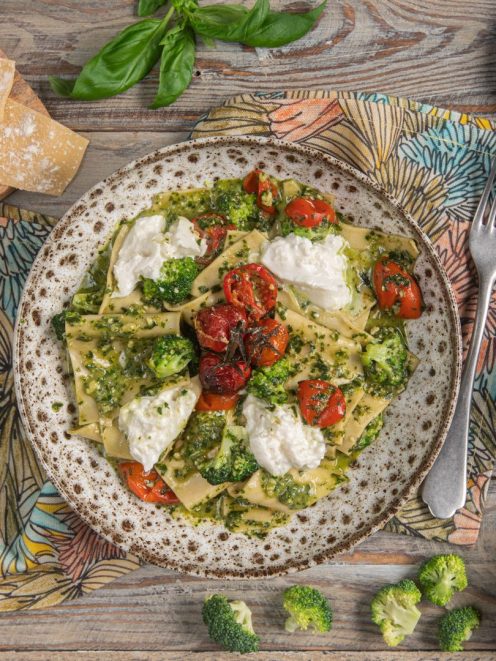 Maltagliati con pesto di broccoli, pomodorini confit e ciuffi di burrata fresca