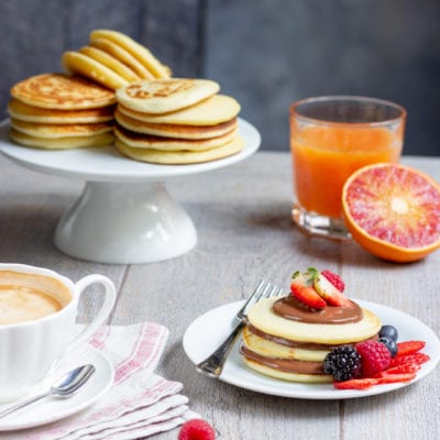 Pancakes alla Nutella e frutti di bosco con fragole, lamponi e mirtilli freschi