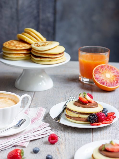 Pancakes alla Nutella e frutti di bosco con fragole, lamponi e mirtilli freschi