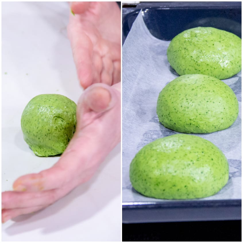 Mani che formano una pallina di impasto verde, poi tre panini pronti su carta forno