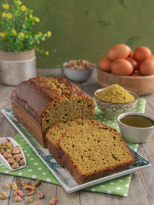 Plumcake al pistacchio affettato con mollica verde e pistacchi sgusciati accanto