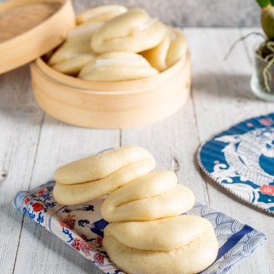 Bao buns al vapore appena sfornati, morbidi e gonfi, serviti in gruppo