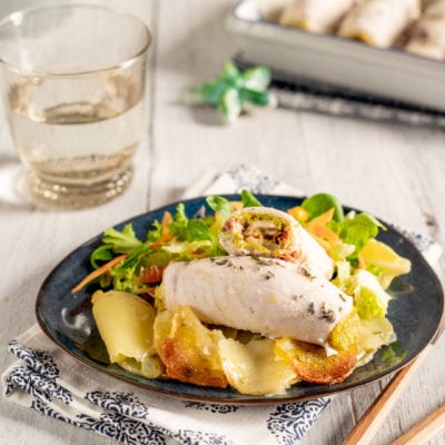 Involtini di pesce spada con pesto di pistacchi su letto di patate al forno e insalata mista