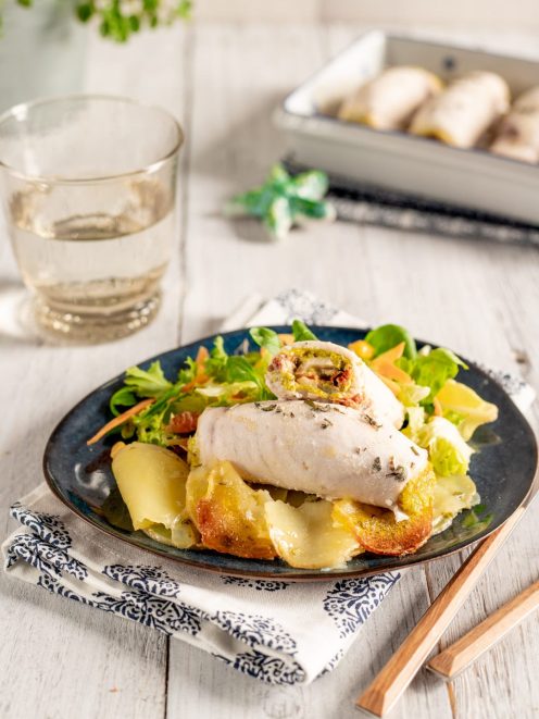 Involtini di pesce spada con pesto di pistacchi su letto di patate al forno e insalata mista