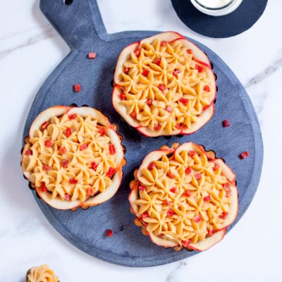Tortine millestrati alle mele con crema a stella e cubetti di frutta candita rossa