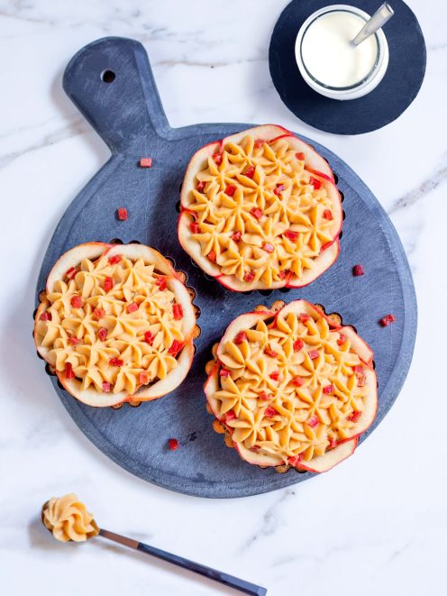 Tortine millestrati alle mele con crema a stella e cubetti di frutta candita rossa