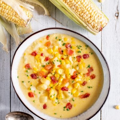 Zuppa di mais cremosa con chicchi interi, pancetta a cubetti e erba cipollina tritata