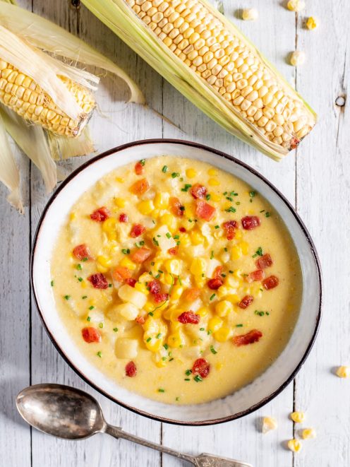 Zuppa di mais cremosa con chicchi interi, pancetta a cubetti e erba cipollina tritata