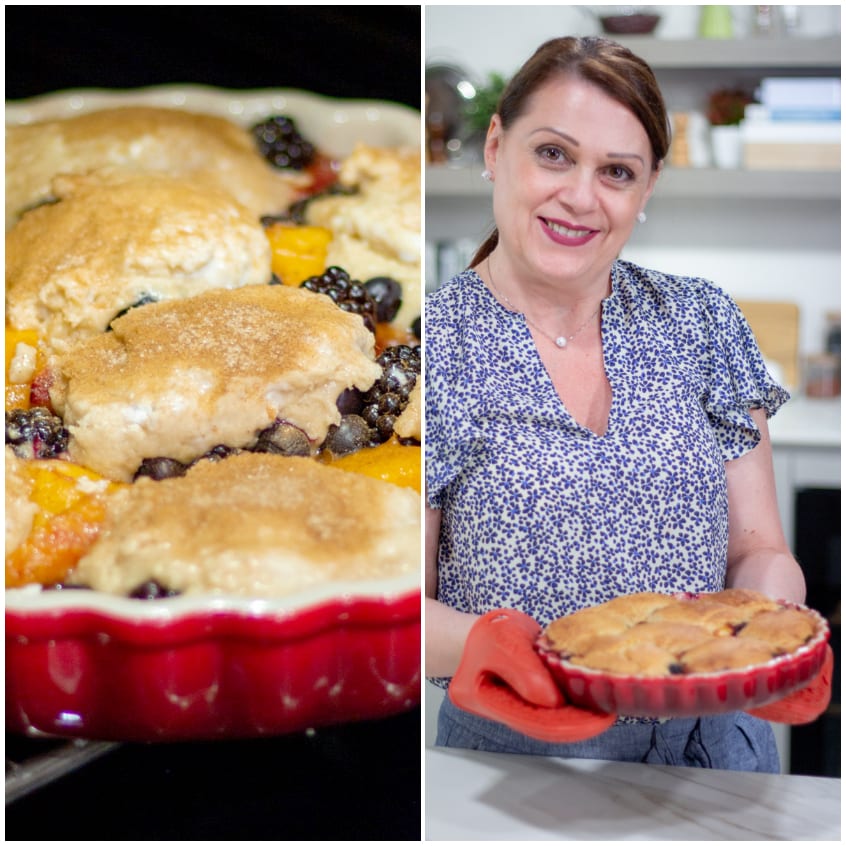 Cobbler alle pesche e frutti di bosco appena sfornato, con biscotti dorati e frutta che bolle tra gli interstizi