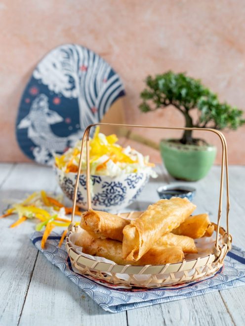 Popiah fritti croccanti serviti in un cestino di bambù con insalata di verdure julienne