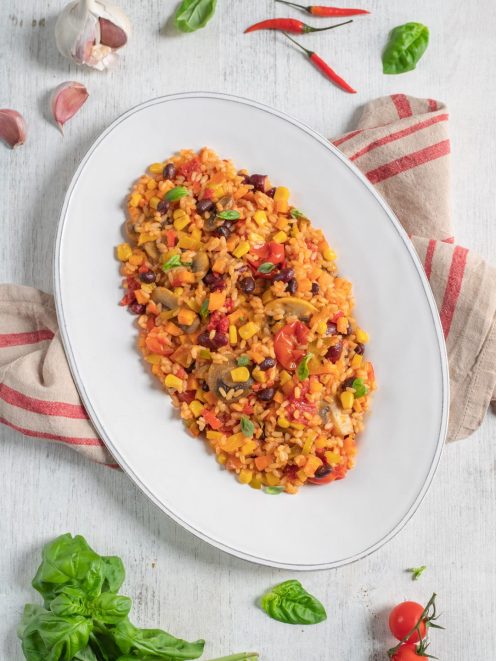 Riso saltato alla messicana con fagioli neri, mais, funghi, peperoni e foglie di basilico