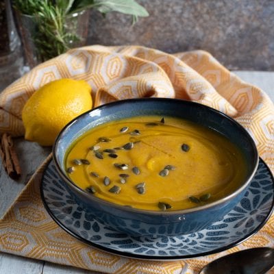 Vellutata di zucca con semi di zucca e filo d'olio in superficie