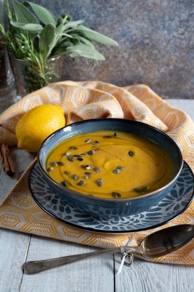Vellutata di zucca con semi di zucca e filo d'olio in superficie