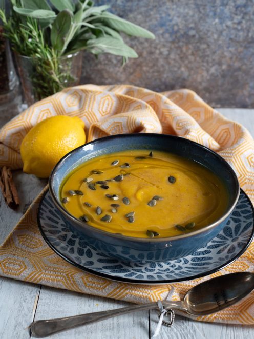 Vellutata di zucca con semi di zucca e filo d'olio in superficie