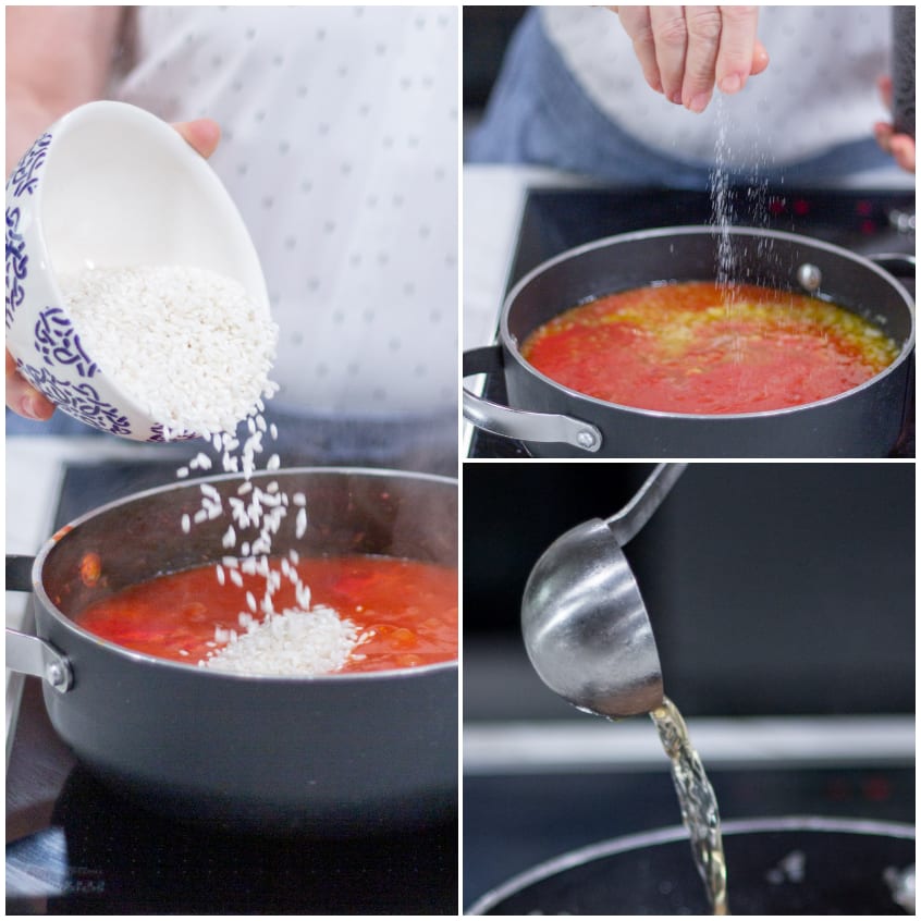 Riso versato nella passata di pomodoro in padella, con aggiunta di sale e mestolo di brodo