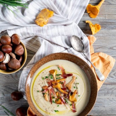 Crema di castagne con finferli saltati, speck croccante, erba cipollina e un filo d'olio