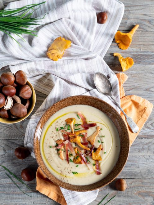 Crema di castagne con finferli saltati, speck croccante, erba cipollina e un filo d'olio