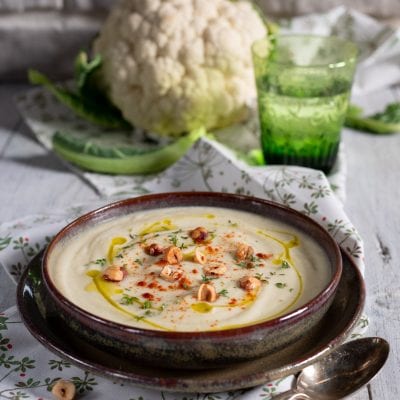 Crema di cavolfiore con nocciole tostate, olio extravergine e paprika in superficie