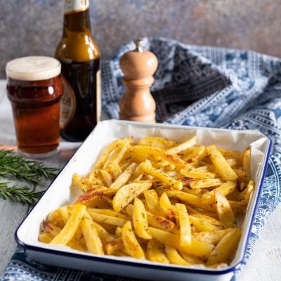 Patate alla birra al forno, dorate e aromatizzate con erbe, servite nella teglia