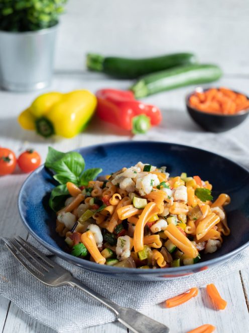 Strozzapreti alle lenticchie con verdure miste, coda di rospo e foglie di basilico fresco