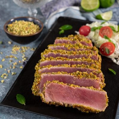 Tonno in crosta di pistacchi affettato, con interno rosato e crosta croccante in vista