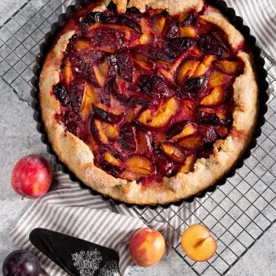 Gallette alle susine con fette di frutta caramellata su pasta frolla dorata e zuccherata