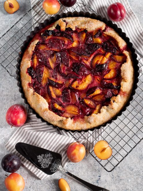 Gallette alle susine con fette di frutta caramellata su pasta frolla dorata e zuccherata