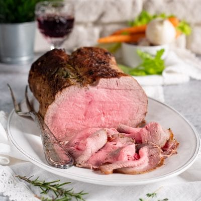 Roastbeef all'inglese affettato con interno rosato e crosta aromatica alle erbe